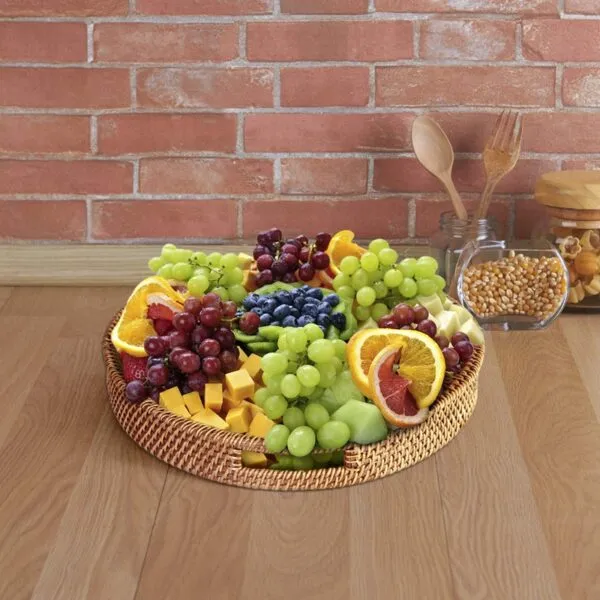 Rundes Serviertablett aus geflochtenem Rattan