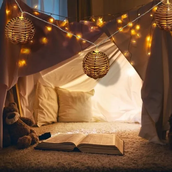 Rustikale Weihnachtsgirlande im Rattan-Look Rustikale Weihnachtsgirlande im Rattan-Look
