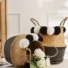 Schwarzer Rattankorb mit Pompons Schwarzer Rattankorb mit Pompons