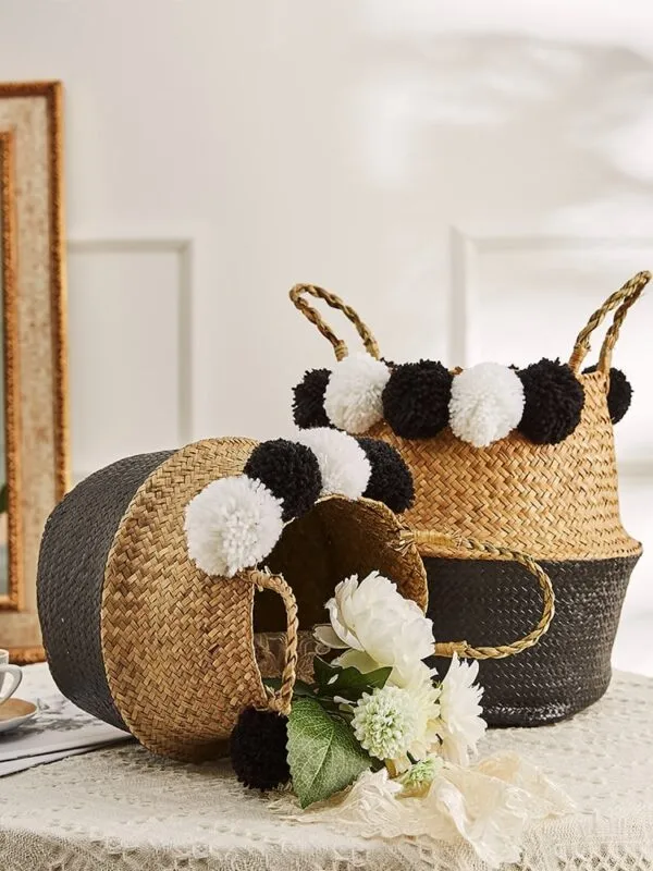 Schwarzer Rattankorb mit Pompons Schwarzer Rattankorb mit Pompons