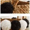 Schwarzer Rattankorb mit Pompons Schwarzer Rattankorb mit Pompons