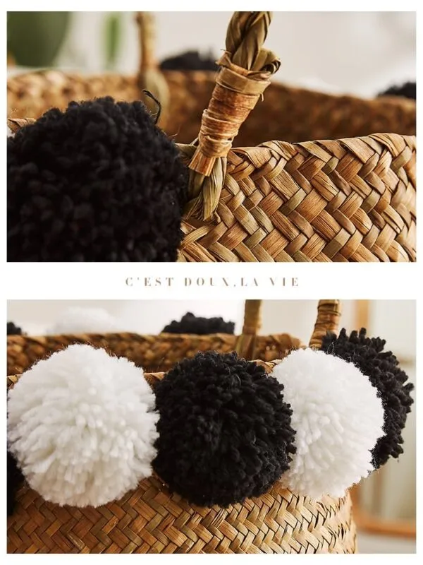 Schwarzer Rattankorb mit Pompons Schwarzer Rattankorb mit Pompons