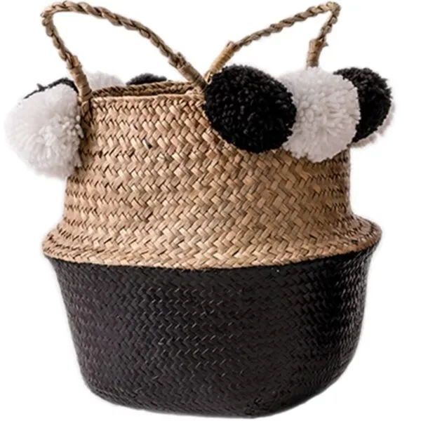 Schwarzer Rattankorb mit Pompons Schwarzer Rattankorb mit Pompons