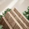 Schwebendes Holzregal mit Dreieckshalterung aus Edelstahl Schwebendes Holzregal mit Dreieckshalterung aus Edelstahl
