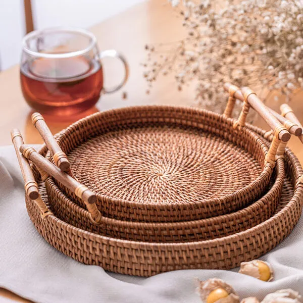 Serviertablett aus Rattan mit Holzgriffen Serviertablett aus Rattan mit Holzgriffen