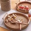 Serviertablett aus Rattan mit Holzgriffen Serviertablett aus Rattan mit Holzgriffen