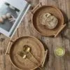 Serviertablett aus Rattan mit Holzgriffen Serviertablett aus Rattan mit Holzgriffen