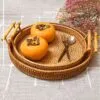 Serviertablett aus Rattan mit Holzgriffen Serviertablett aus Rattan mit Holzgriffen