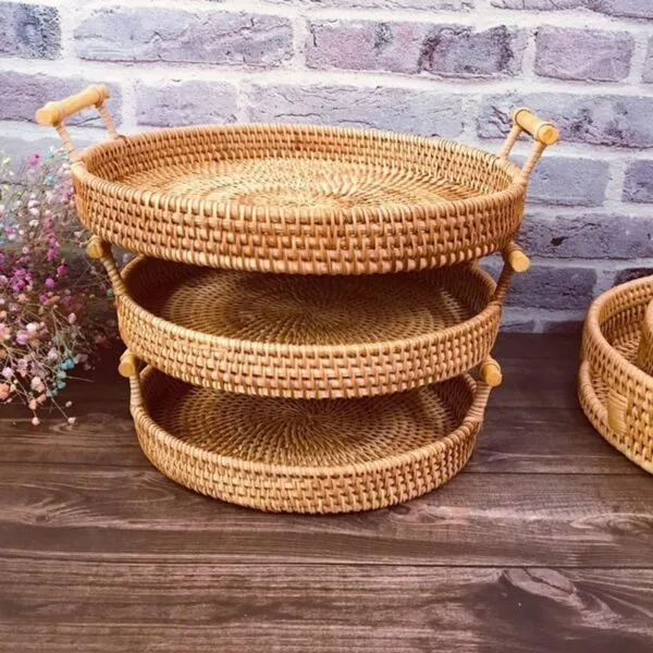 Serviertablett aus Rattan mit Holzgriffen Serviertablett aus Rattan mit Holzgriffen