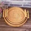 Serviertablett aus Rattan mit Holzgriffen Serviertablett aus Rattan mit Holzgriffen