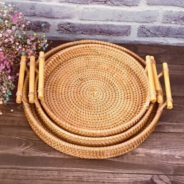 Serviertablett aus Rattan mit Holzgriffen Serviertablett aus Rattan mit Holzgriffen
