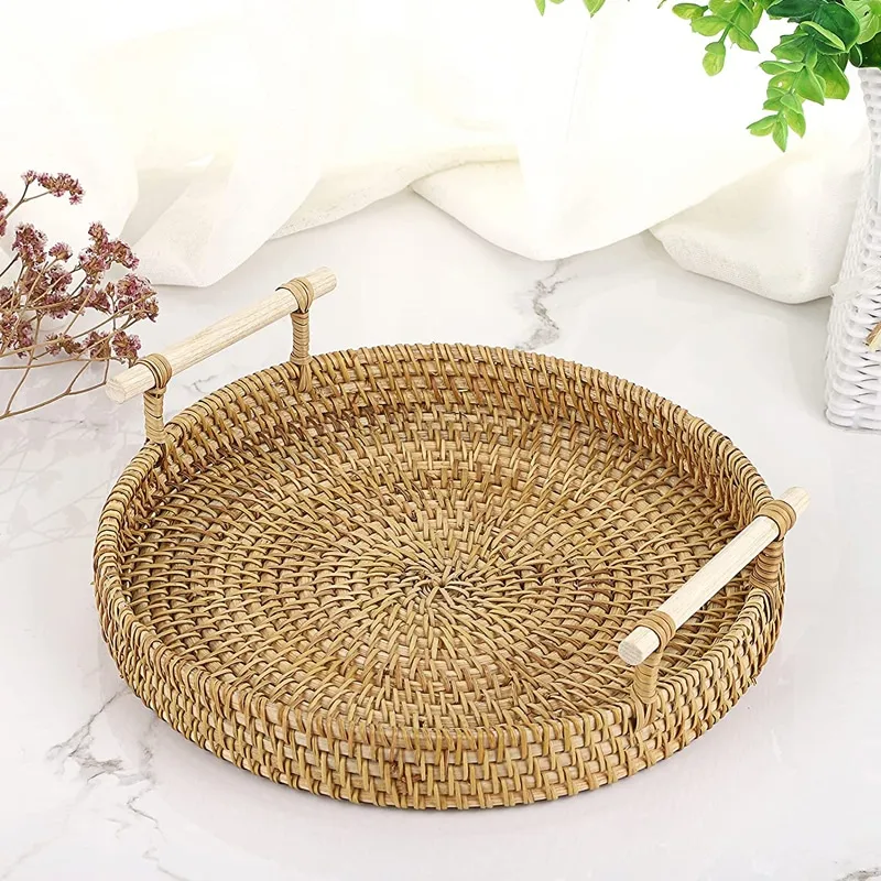 Rattan-Tablett, das Tisch und Raum aufwertet