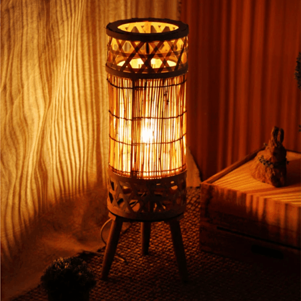 Stehlampe mit Rattan-Optik und LED-Kerze