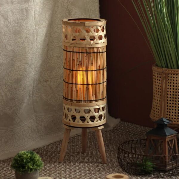 Stehlampe mit Rattan-Optik und LED-Kerze