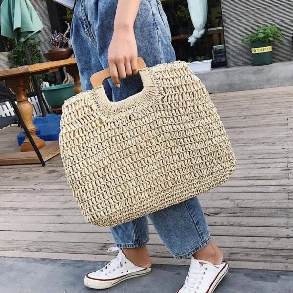 Strandtasche aus geflochtenem Stroh mit Holzgriffen Strandtasche aus geflochtenem Stroh mit Holzgriffen