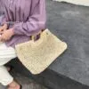 Strandtasche aus geflochtenem Stroh mit Holzgriffen Strandtasche aus geflochtenem Stroh mit Holzgriffen