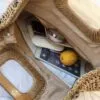 Strandtasche aus geflochtenem Stroh mit Holzgriffen Strandtasche aus geflochtenem Stroh mit Holzgriffen