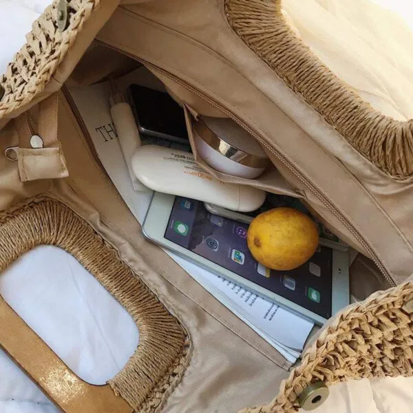 Strandtasche aus geflochtenem Stroh mit Holzgriffen Strandtasche aus geflochtenem Stroh mit Holzgriffen