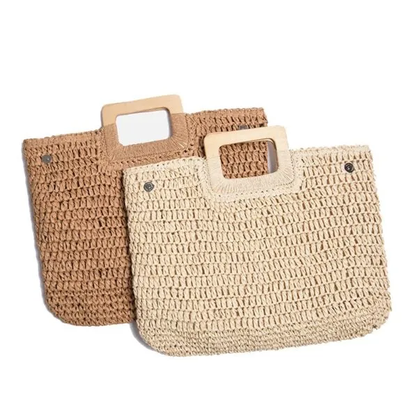 Strandtasche aus geflochtenem Stroh mit Holzgriffen Strandtasche aus geflochtenem Stroh mit Holzgriffen