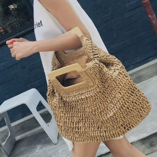 Strandtasche aus geflochtenem Stroh mit Holzgriffen Strandtasche aus geflochtenem Stroh mit Holzgriffen