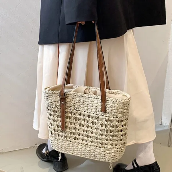 Strandtasche aus Naturstroh mit Beige-Details Strandtasche aus Naturstroh mit Beige-Details