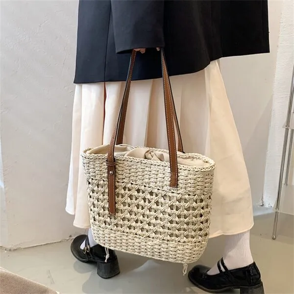 Strandtasche aus Naturstroh mit Beige-Details Strandtasche aus Naturstroh mit Beige-Details