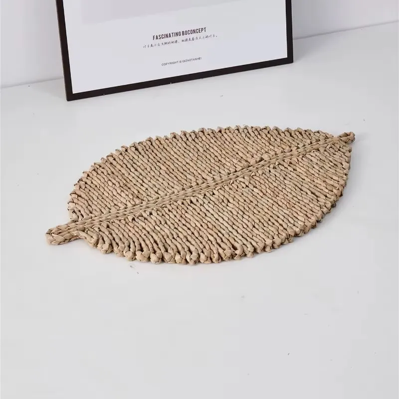 Stroh-Platzdeckchen mit raffiniertem Blattmotiv