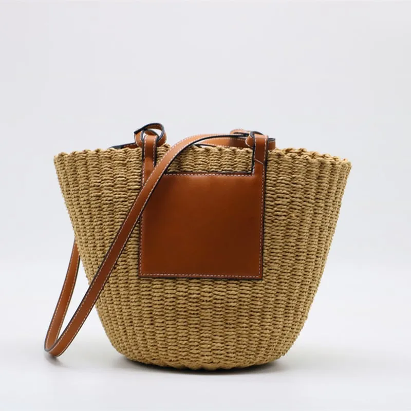 Natürliche Strohtasche, die jeden Look vervollständigt