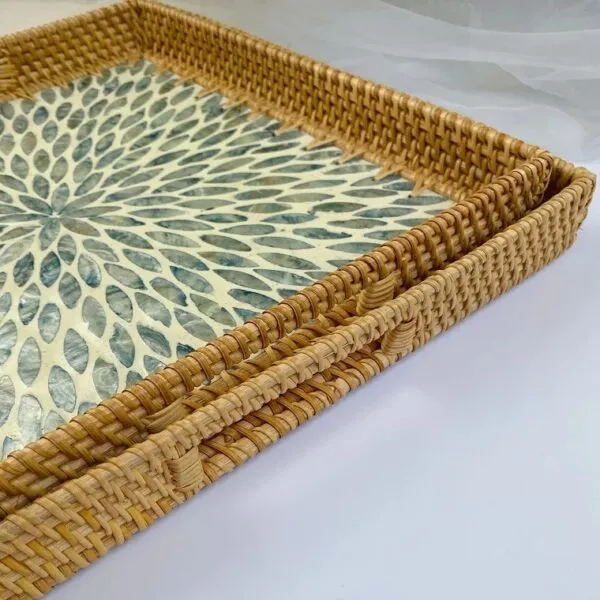 Tablett aus Rattan mit modernem Muster Tablett aus Rattan mit modernem Muster