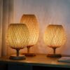 Tischlampe aus geflochtenem Rattan