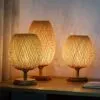 Tischlampe aus geflochtenem Rattan Tischlampe aus geflochtenem Rattan