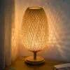 Tischlampe aus geflochtenem Rattan Tischlampe aus geflochtenem Rattan