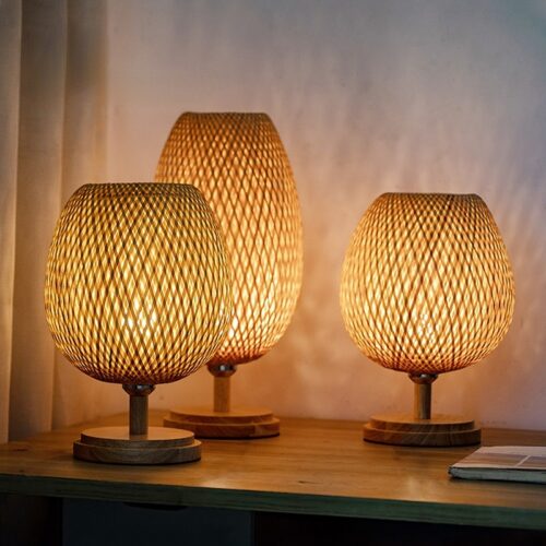 Tischlampe aus geflochtenem Rattan Tischlampe aus geflochtenem Rattan