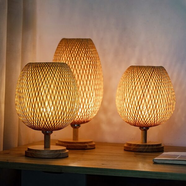 Tischlampe aus geflochtenem Rattan