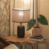 Tischleuchte aus Rattan mit schwarzem Sockel