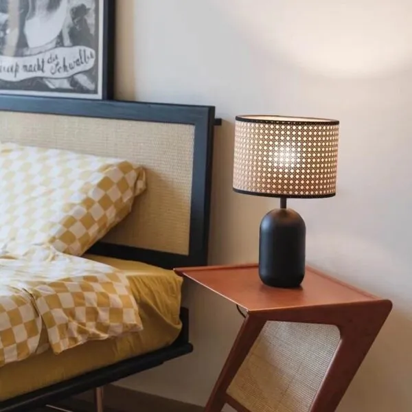 Tischleuchte aus Rattan mit schwarzem Sockel Tischleuchte aus Rattan mit schwarzem Sockel