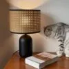 Tischleuchte aus Rattan mit schwarzem Sockel Tischleuchte aus Rattan mit schwarzem Sockel