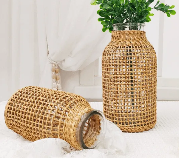 Vase aus Glas und Rattan Vase aus Glas und Rattan