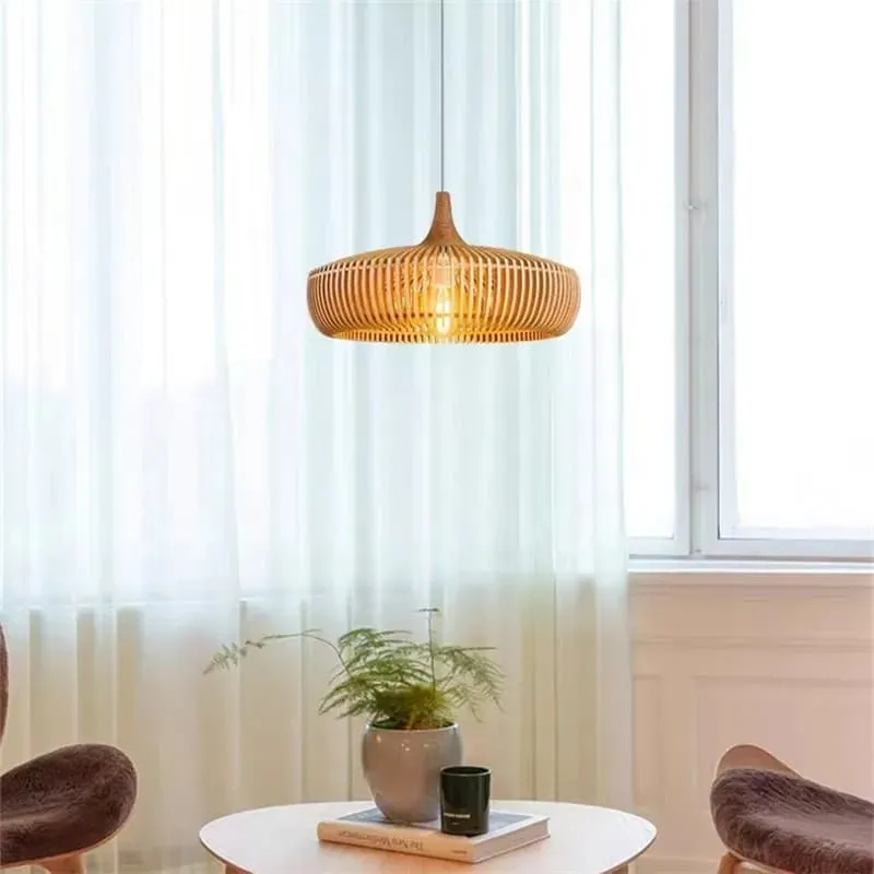 Holzleuchte mit durchdachtem Retro-Design