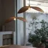 Vintage Holz-Hängelampe mit elegantem Bogen Vintage Holz-Hängelampe mit elegantem Bogen