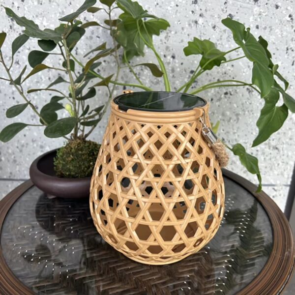 Vintage Solar-Rattan-Laterne im Landhausstil Vintage Solar-Rattan-Laterne im Landhausstil