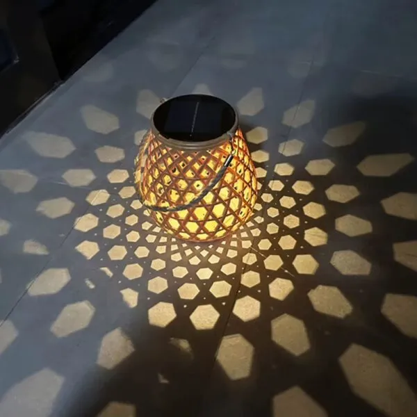 Vintage Solar-Rattan-Laterne im Landhausstil Vintage Solar-Rattan-Laterne im Landhausstil