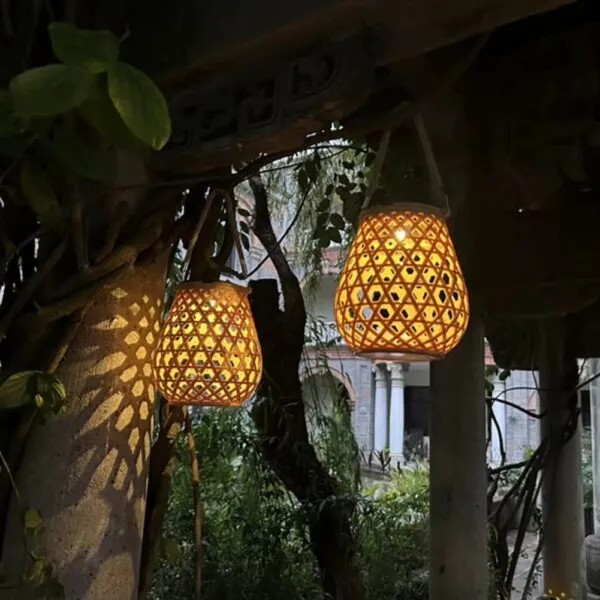 Vintage Solar-Rattan-Laterne im Landhausstil Vintage Solar-Rattan-Laterne im Landhausstil