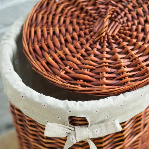 Wäschekorb aus dunklem Rattan Wäschekorb aus dunklem Rattan