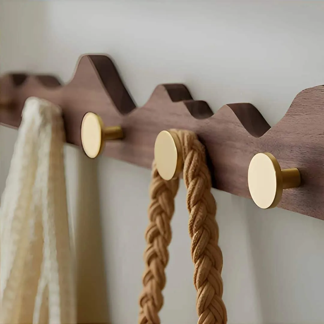 Holz-Deko mit goldenen Haken und stabiler Konstruktion