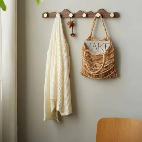 Wandgarderobe aus Holz mit goldenen Haken
