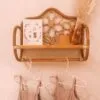 Wandgarderobe mit Ablage aus Naturrattan Wandgarderobe mit Ablage aus Naturrattan