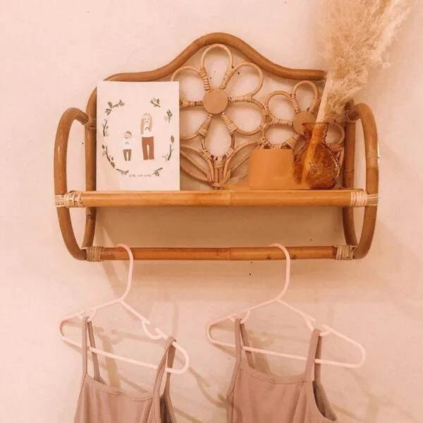 Wandgarderobe mit Ablage aus Naturrattan Wandgarderobe mit Ablage aus Naturrattan
