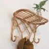 Wandgarderobe mit Ablage aus Rattan Wandgarderobe mit Ablage aus Rattan