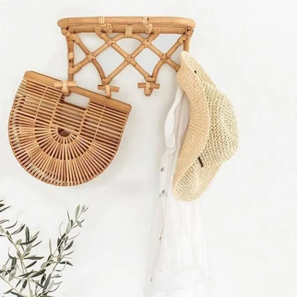 Wandgarderobe mit Ablage aus Rattan Wandgarderobe mit Ablage aus Rattan